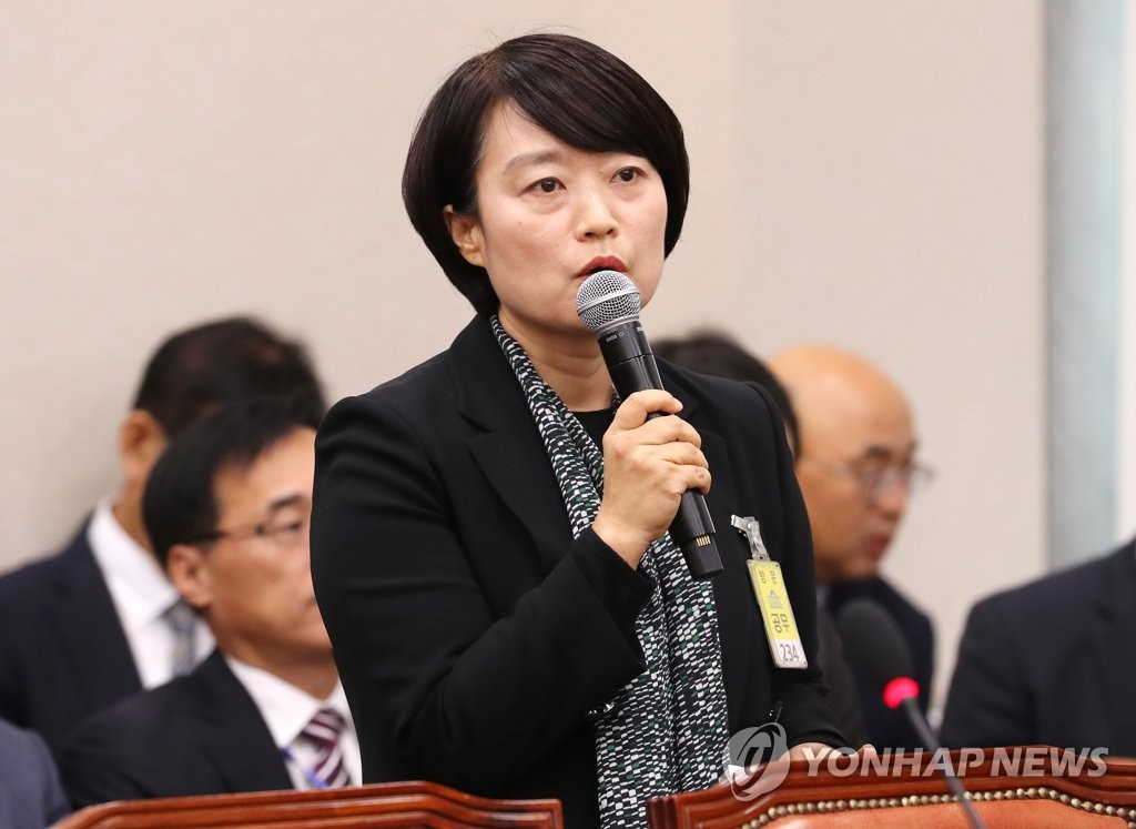 답변하는 한성숙 네이버 대표이사