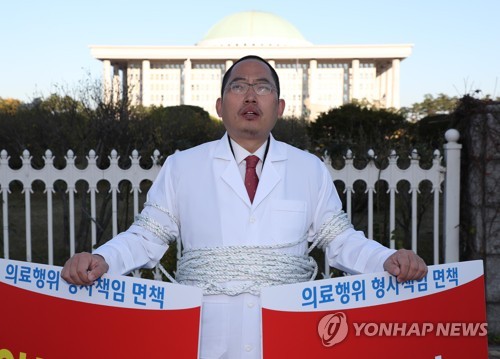 최대집 의협 회장, 국회 앞에서 1인 시위
