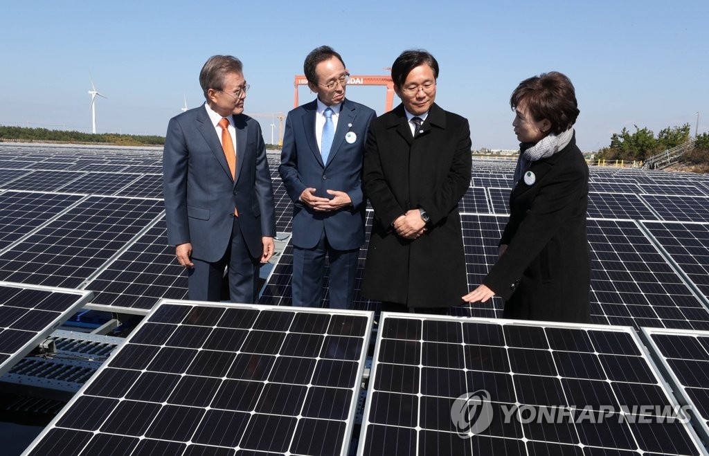새만금 수상태양광 시설 둘러보는 문 대통령