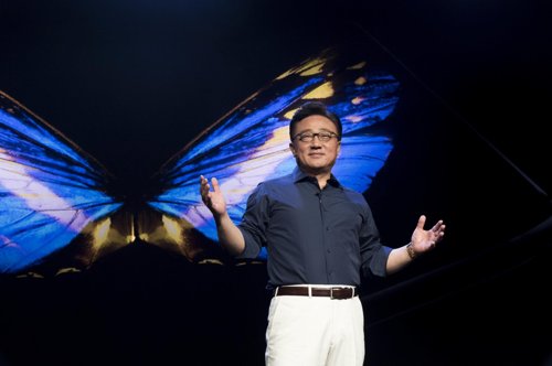 '접었다 폈다' 삼성 폴더블폰 디스플레이·UI 첫 공개