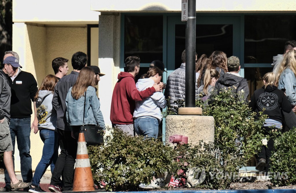 美LA 교외서 총기난사 참극…총격범 등 13명 사망