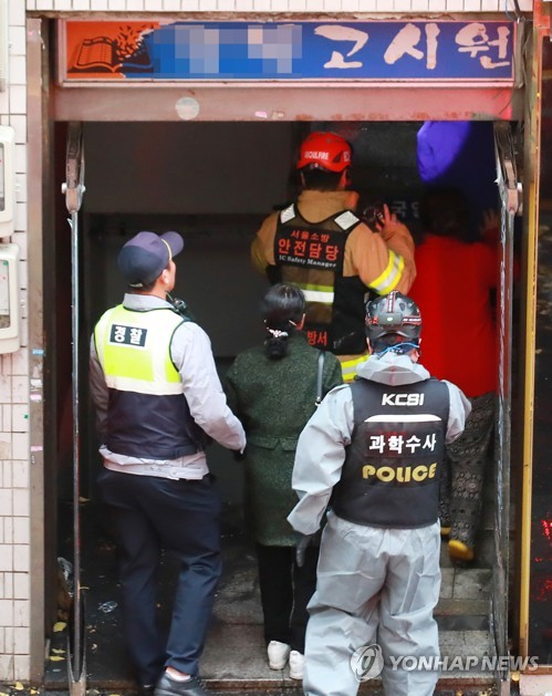 고시원 화재 입구 들어가는 다른 층 입주민들