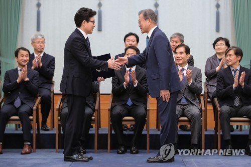 문 대통령, 조명래 신임 환경부 장관에 임명장 수여