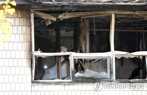 고시원 화재 현장감식하는 관계자들