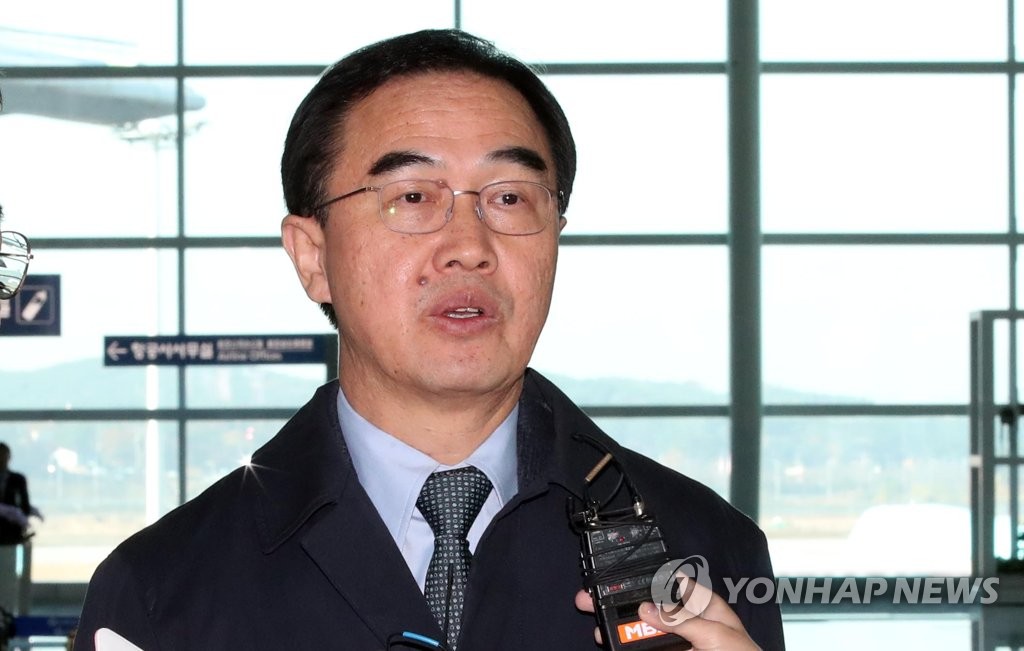 Unification Minister Cho Myoung-gyon speaks to reporters before boarding a plane for the U.S. at Incheon International Airport, west of Seoul, on Nov. 13, 2018. (Yonhap) 