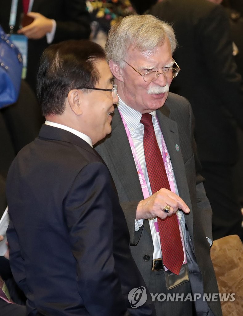 동아시아 정상회의장에서 대화하는 정의용과 존 볼턴