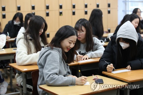 가채점표 작성하는 수험생들