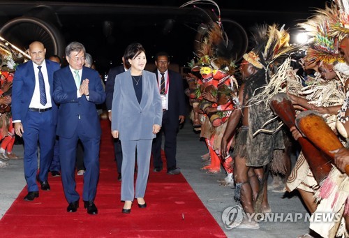파푸아뉴기니 도착, 환영받는 문 대통령