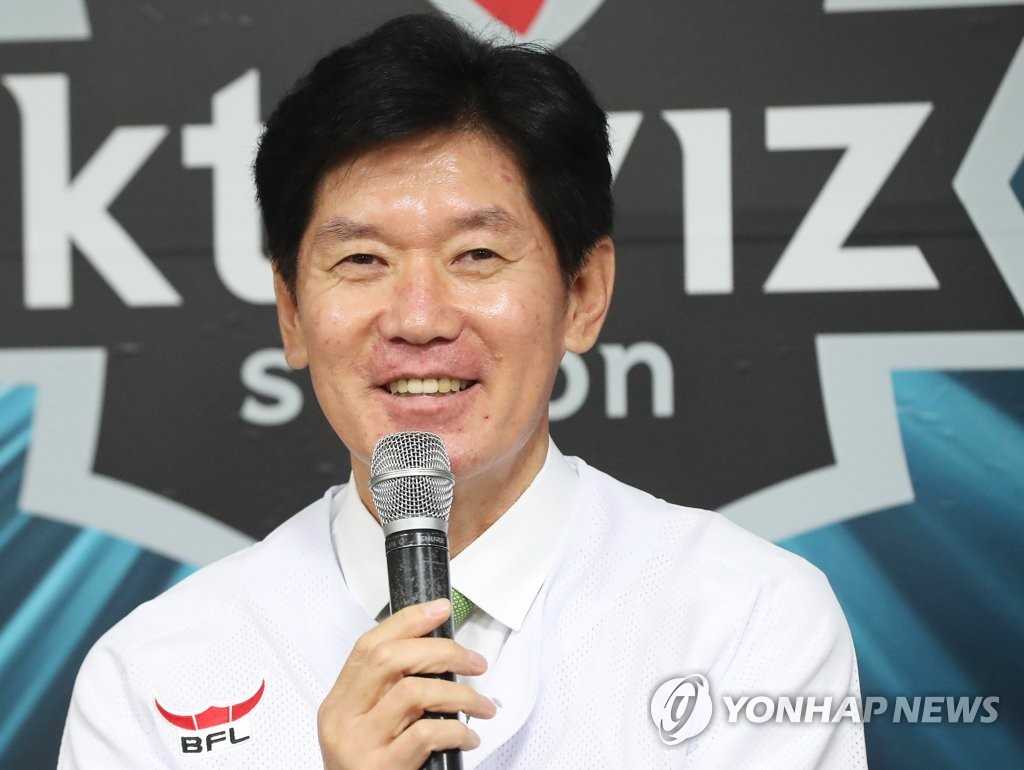 In this file photo from Nov. 18, 2018, Lee Kang-chul, new manager of the KT Wiz baseball club, speaks during his introductory press conference at KT Wiz Park in Suwon, 45 kilometers south of Seoul. (Yonhap)
