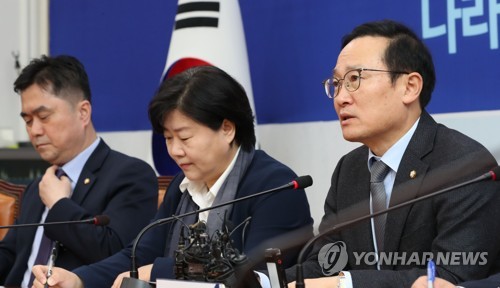 발언하는 홍영표 원내대표