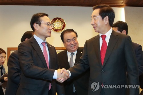 마주보며 손잡은 홍영표-김성태