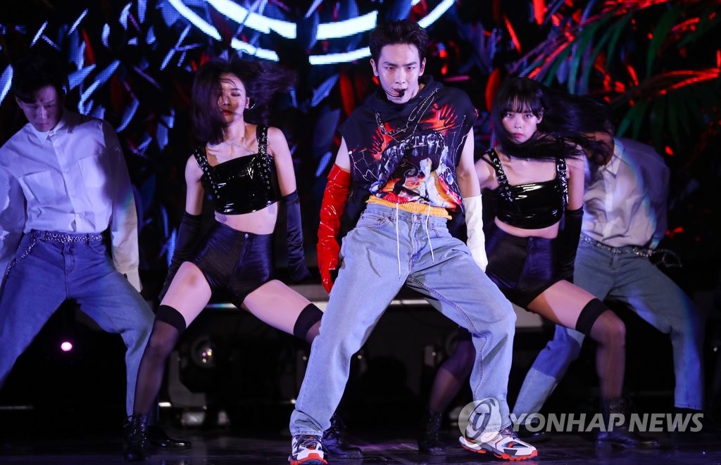 샤이니 키, 쏟아지는 카리스마