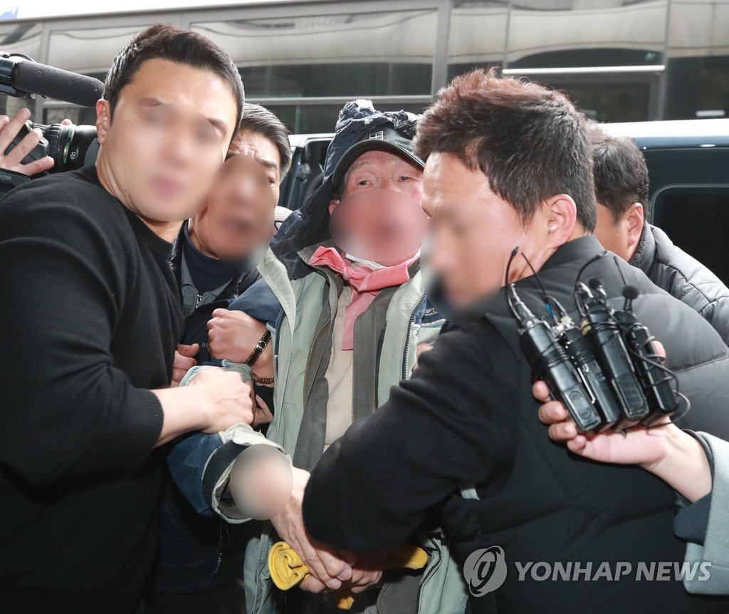 화염병 투척 현행범 이송