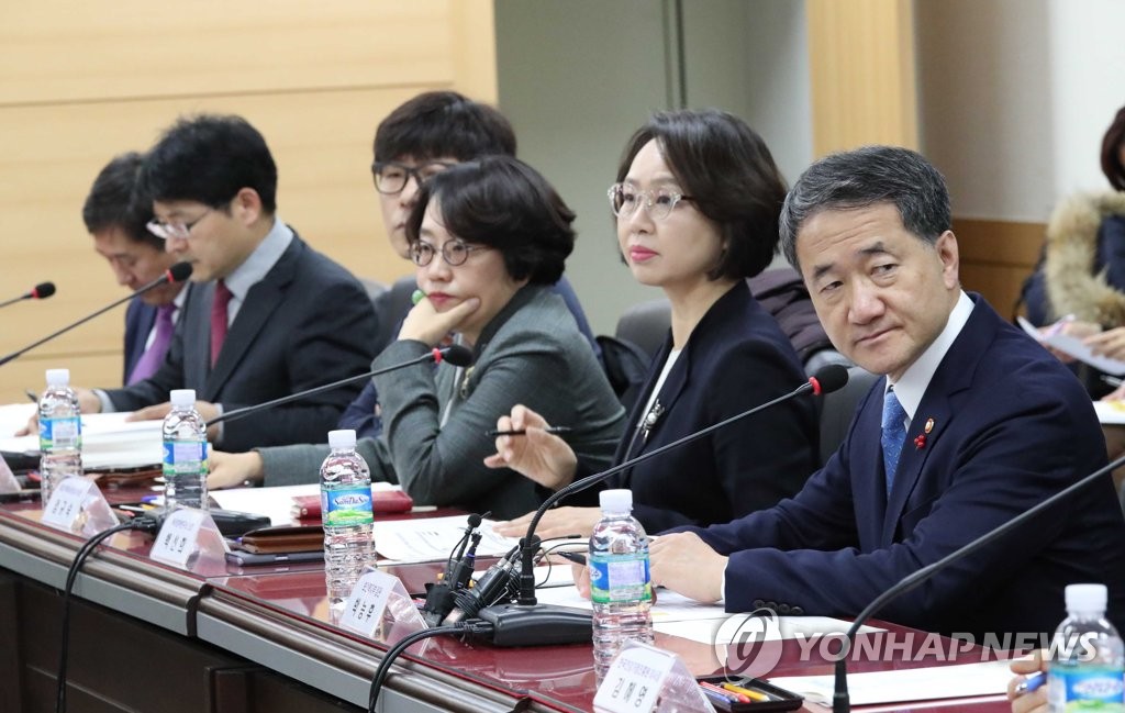 저출산 고령사회위원회 회의 참석한 박능후 장관