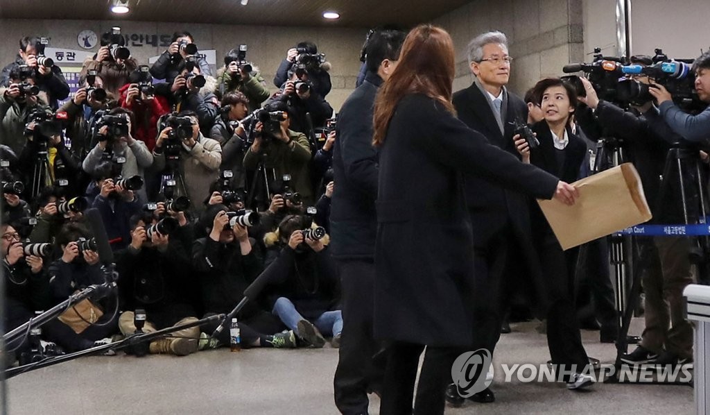 前最高裁判事が地裁出頭 前最高裁判事が地裁出頭