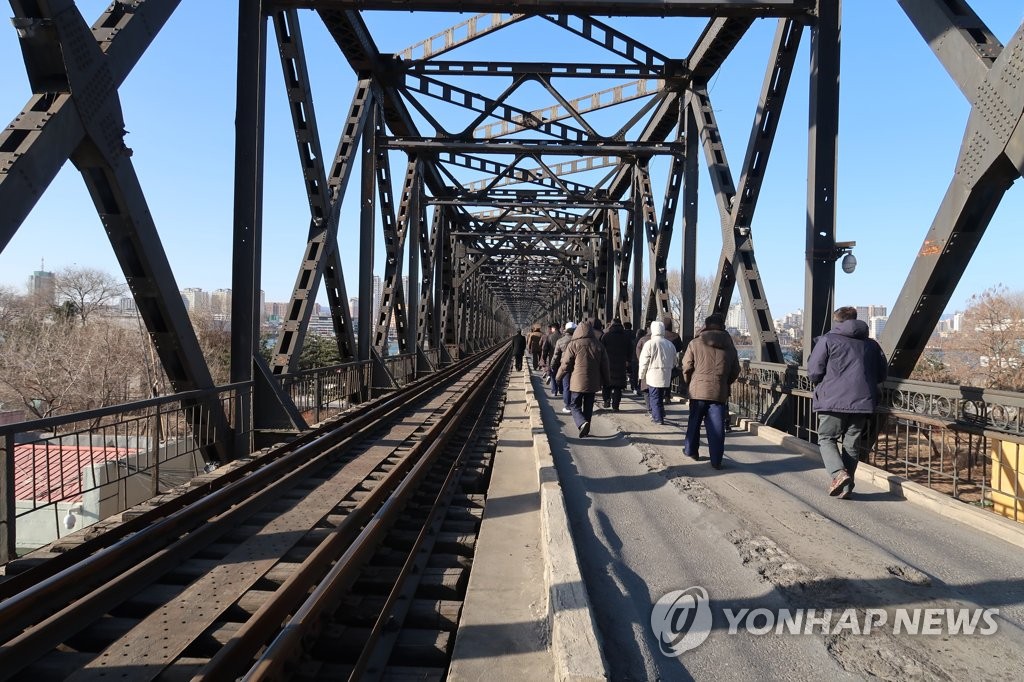 Inspecting N.K.-China bridge Inspecting N.K.-China bridge