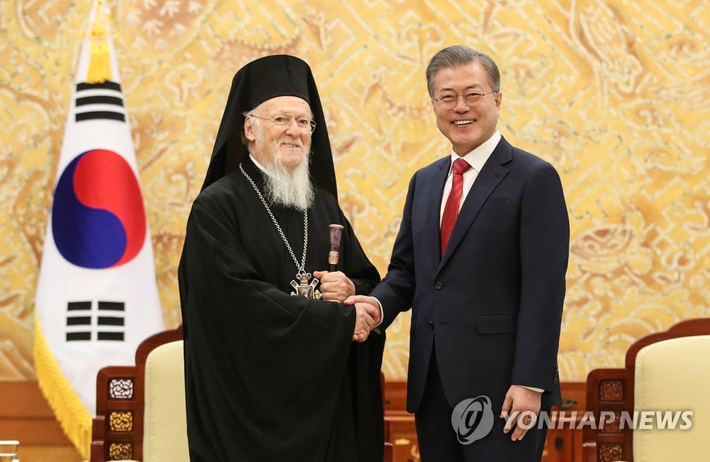 South Korean President Moon Jae-in (R) shakes hands with Bartholomew I, Ecumenical Patriarch of the Orthodox Church, in a meeting held at his office Cheong Wa Dae in Seoul on Dec. 7, 2018. (Yonhap)