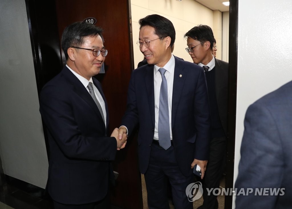 악수하는 김동연 경제부총리와 민주당 조정식 간사