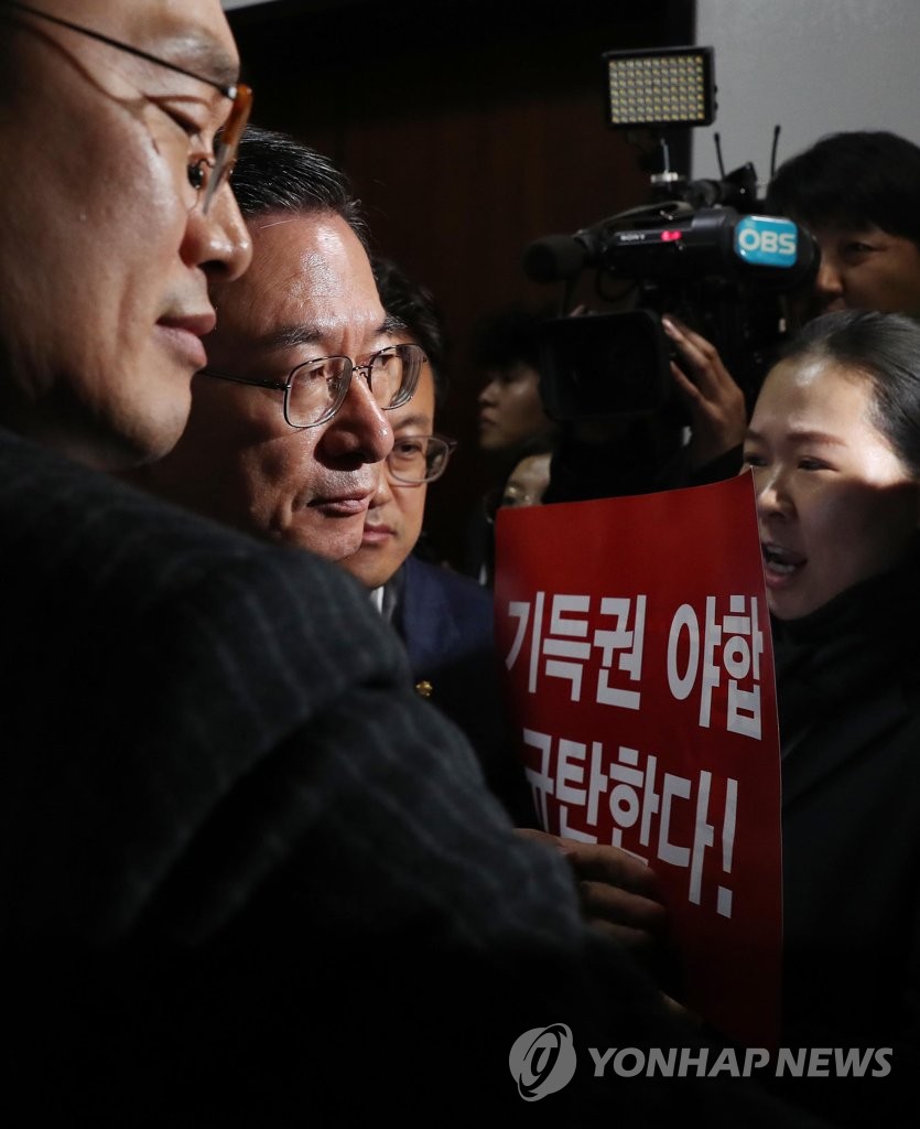 야당 항의에 막힌 정성호 위원장