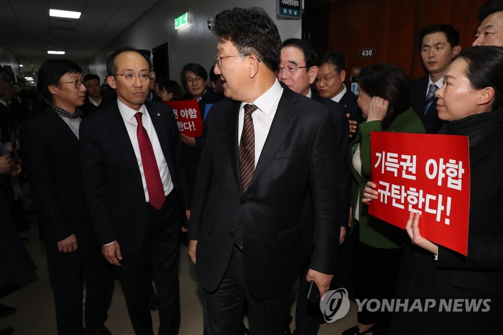 야당 항의에 막힌 한국당 기재위 위원들