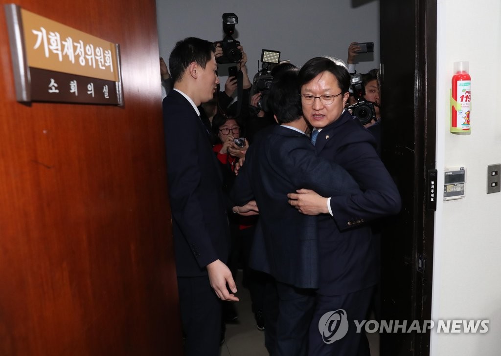 야당 항의에 막힌 강병원 기재위 위원