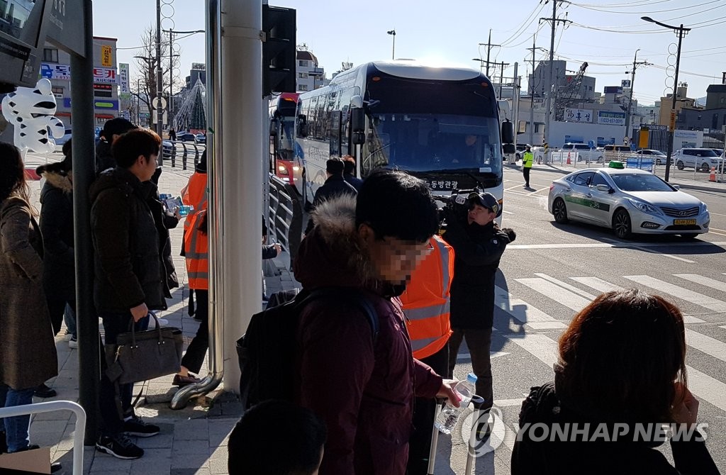 KTX 열차 탈선 사고, 대체 수송 버스 기다리는 승객들