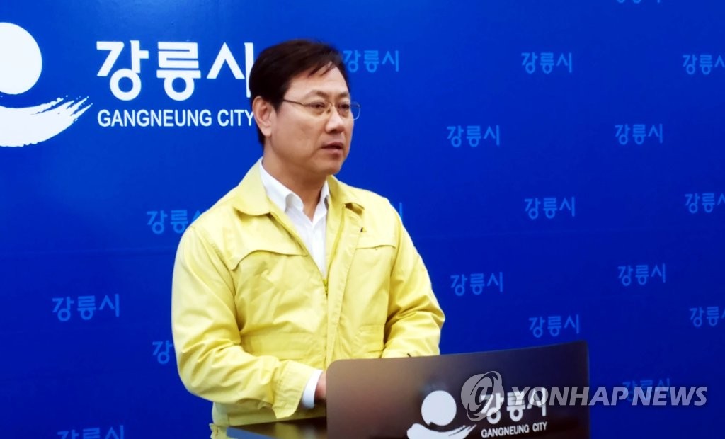 KORAIL CEO Oh Young-sik speaks to media regarding the KTX derailment during a briefing in the eastern provincial city of Gangneung on Dec. 8, 2018. (Yonhap) 