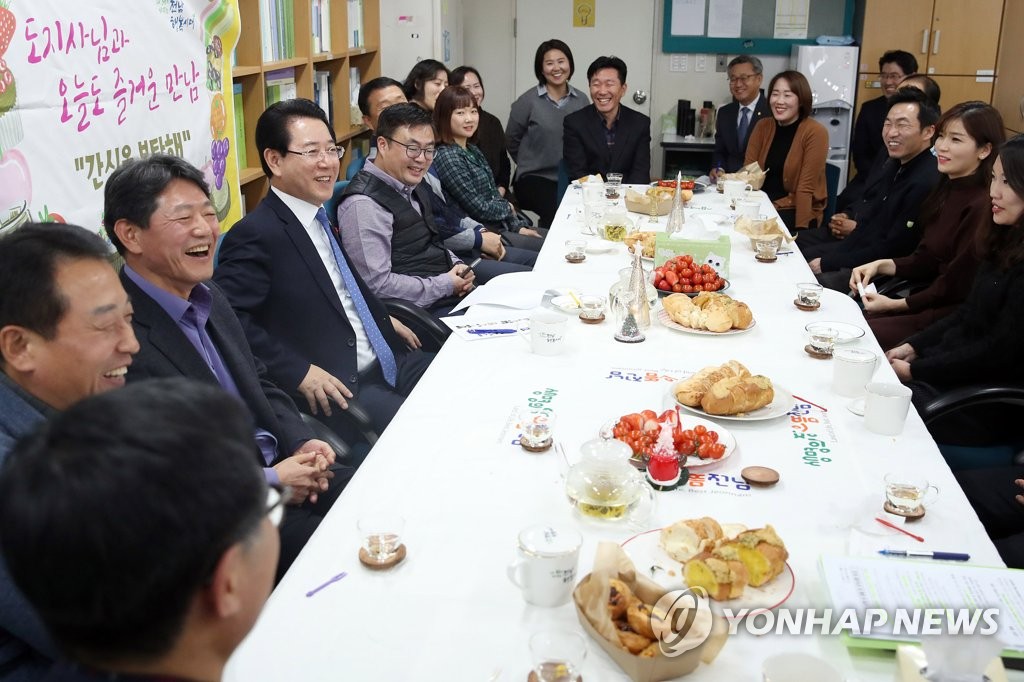 공무원들과 대화하는 김영록 전남지사