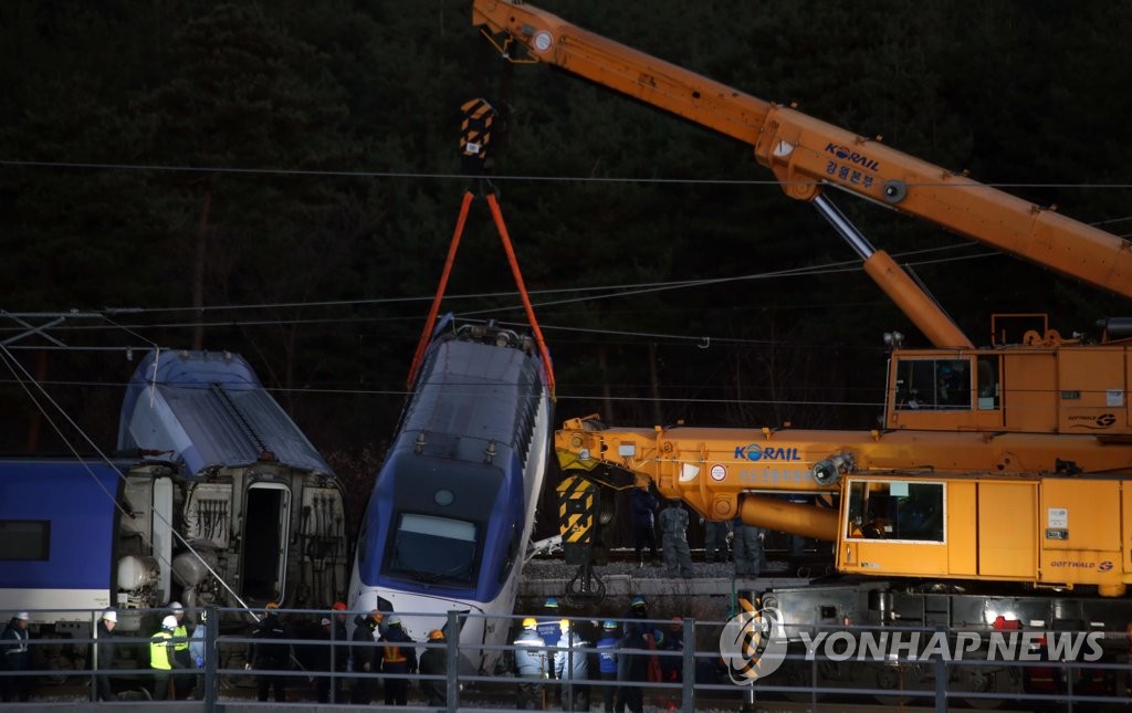 혹한의 야간까지 계속되는 KTX 탈선 열차 복구작업