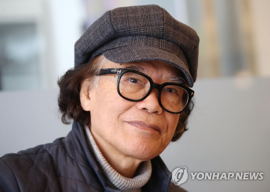 인터뷰하는 김청기 감독