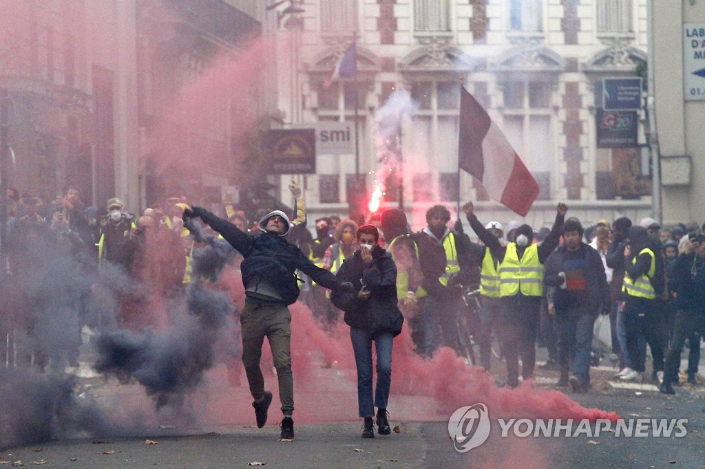 파리에서 경찰과 충돌하는 '노란조끼' 시위대