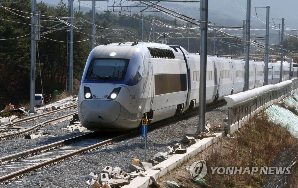 탈선 사고 현장 저속 운행하는 KTX 열차