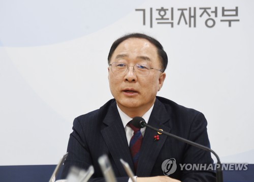 발언하는 홍남기 부총리