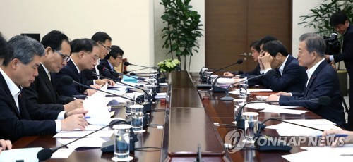 홍남기 경제부총리 첫 정례보고 받는 문 대통령