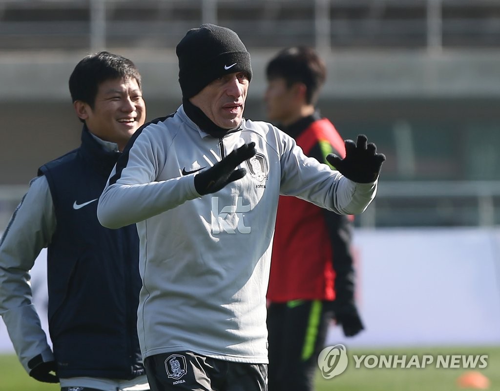 훈련 지휘하는 파울루 벤투 축구대표팀 감독