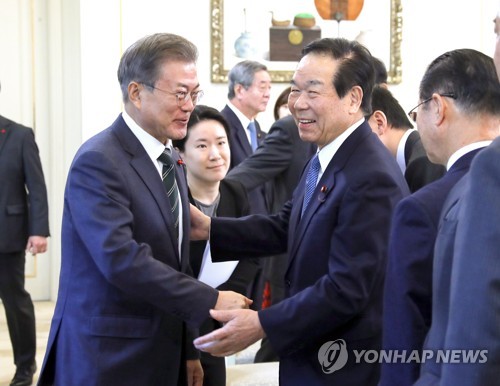 누카가 후쿠시로 한일의원연맹 회장과 악수하는 문 대통령