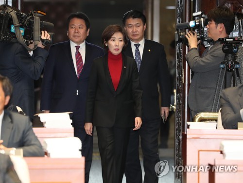 의원총회 참석하는 한국당 신임 원내지도부