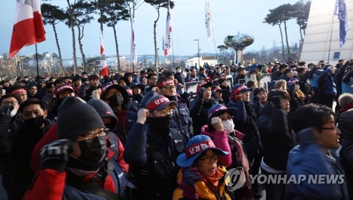 서부발전 본사에 몰려간 노동자들