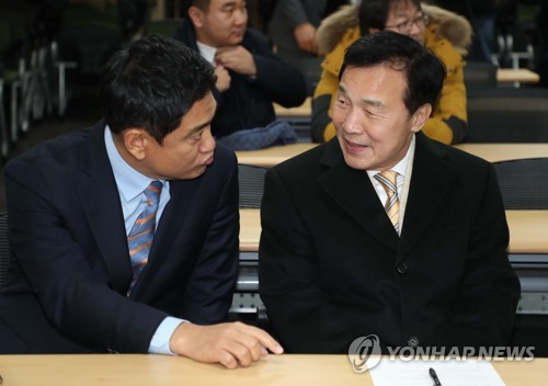 대화하는 손학규 대표와 오신환 사무총장