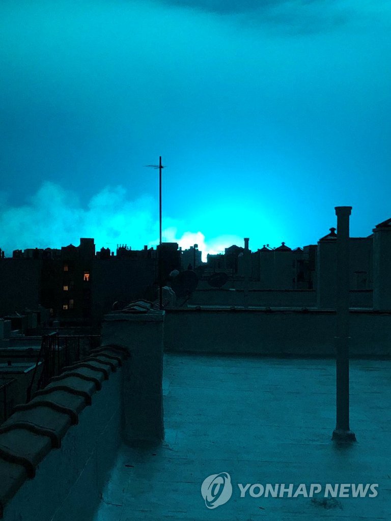 푸른 빛으로 물든 뉴욕의 밤하늘…외계인 침공?