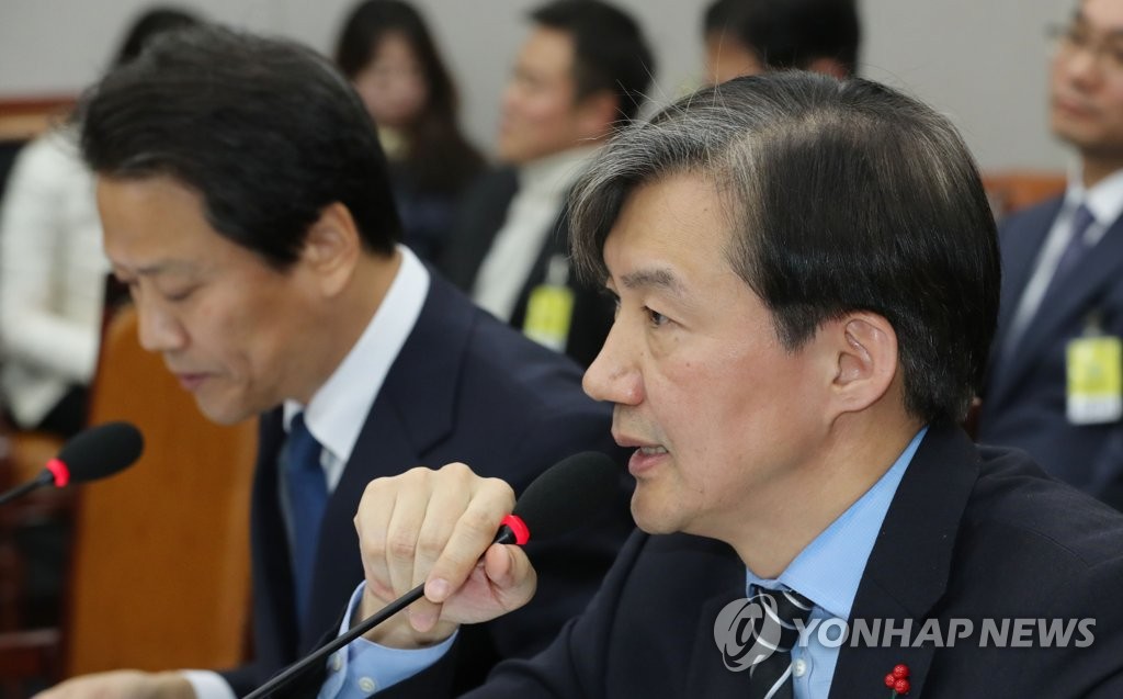 질의에 답변하는 조국 민정수석