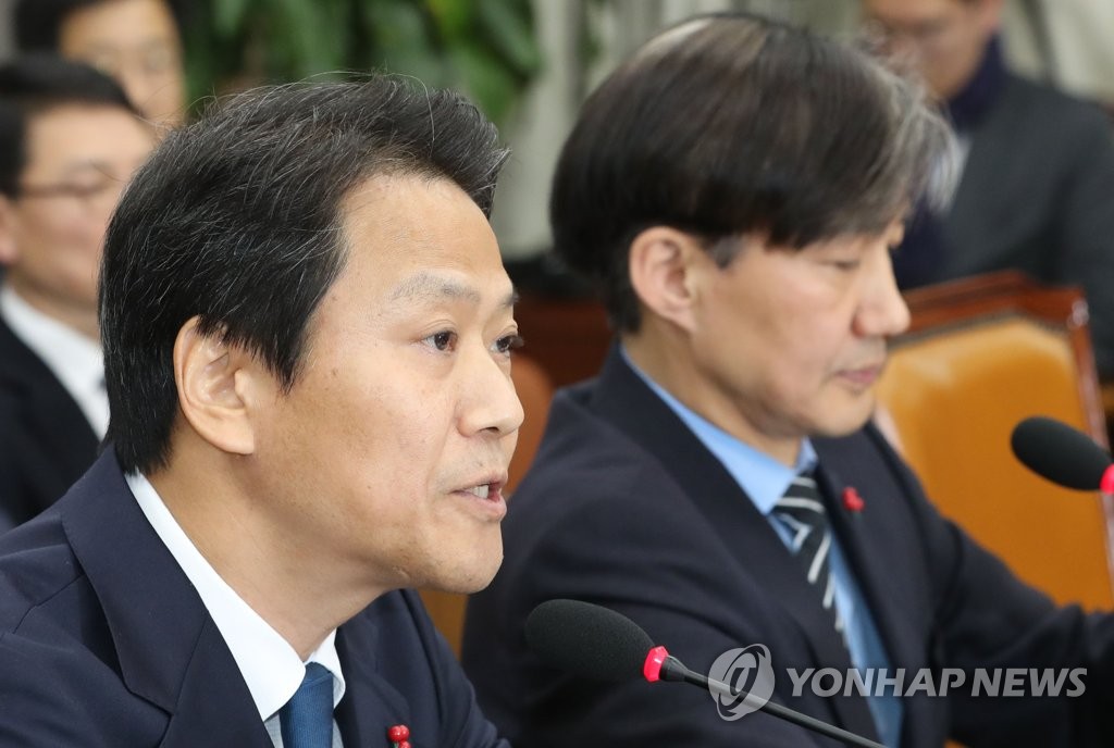 질의에 답변하는 임종석