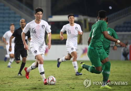 드리블하는 기성용