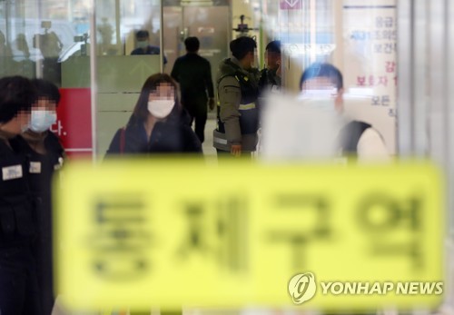 신 전 사무관 후송 병원서 나오는 경찰