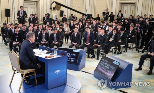 북한 비핵화 질문에 답변하는 문 대통령