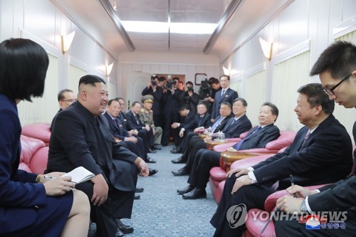 쑹타오와 대화하는 김정은