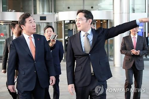 생산현장 설명하는 이재용 부회장