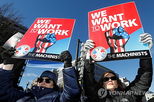 '우리는 일하고 싶다'…셧다운 종료 촉구하는 美연방공무원들