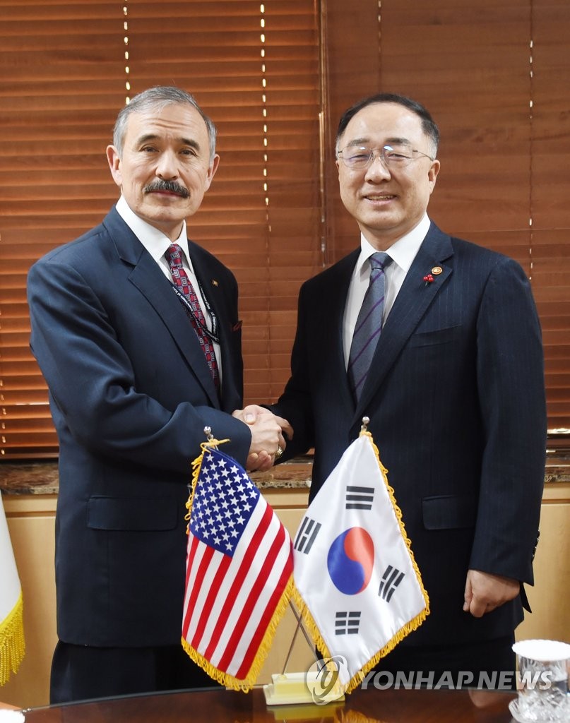 Finance chief meets U.S. envoy Finance chief meets U.S. envoy