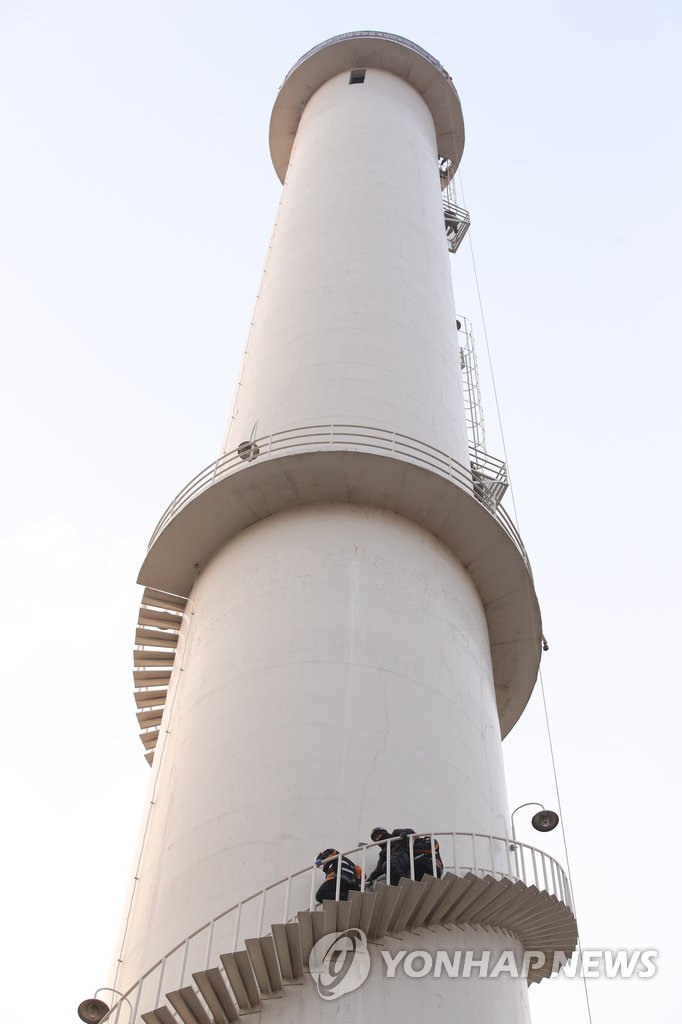 Labor deal ends 426-day protest atop smokestack Labor deal ends 426-day protest atop smokestack